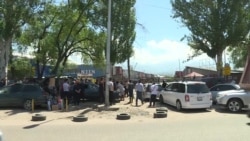 В Алматы предприниматели устраивают стихийные рынки у закрытых торговых центров В Алматы предприниматели устраивают стихийные рынки у закрытых торговых центров