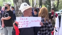 В Бишкеке противники НПО и ЛГБТ сорвали митинг против насилия над женщинами В Бишкеке противники НПО и ЛГБТ сорвали митинг против насилия над женщинами