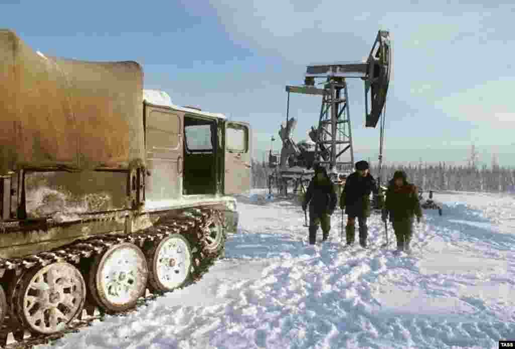 В 1986 году цены на нефть на мировом рынке упали с 27 до 10 долларов за баррель. В результате бюджет СССР, который, как и бюджет России, в значительной мере формировался за счет продажи нефти и газа иностранным партнерам, сильно "просел". А советское руководство лишилось возможности оказывать щедрую финансовую поддержку своим сателлитам по всему миру (странам-участникам Варшавского договора, Кубе и странам Африки) 