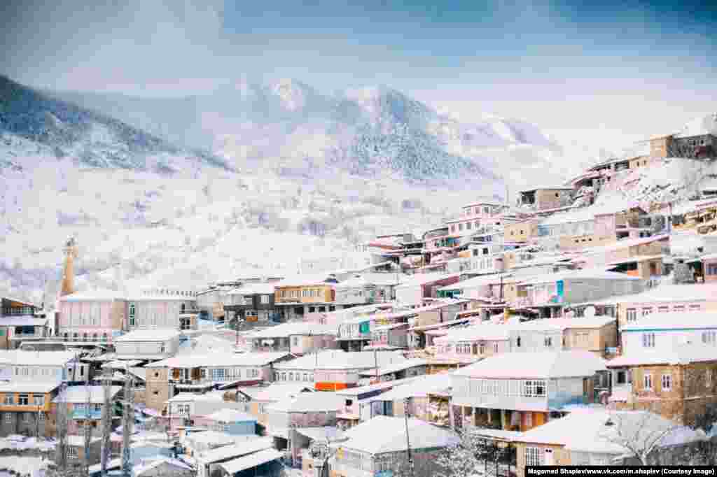 С помощью хэштэга #exploringdagestan ("исследуя Дагестан") Шапиев хочет показать миру другую сторону Дагестана. На фото – заснеженная деревня Нижний Батлух