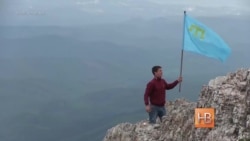 В годовщину депортации крымские татары поднялись на гору Чатыр-Даг В годовщину депортации крымские татары поднялись на гору Чатыр-Даг