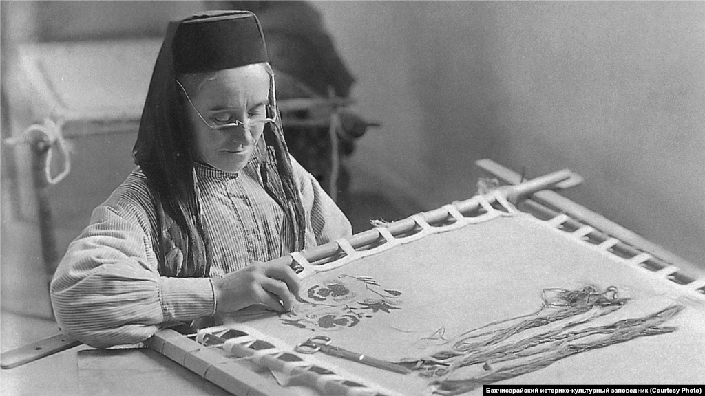 Вышивальщица. Бахчисарай, 1920-е Крымскотатарские одежду, обувь или текстиль невозможно представить без вышивки. Орнаменты различались по регионам – в вышивках Восточного Крыма заметны рыбы и лодки, степь отдавала предпочтение бордовому цвету. На Южном берегу изображали водоросли, преобладали сиреневый, фиолетовый и белый цвета
