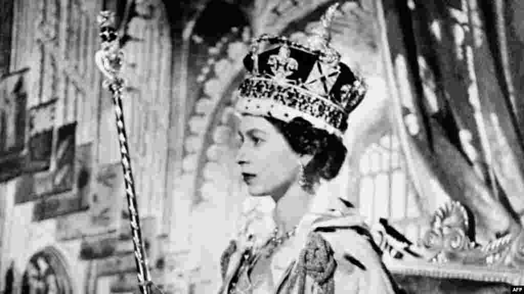 Елизавета II в день своей коронации в 1953 году: ей было 27 лет. Когда умер ее отец, ей пришлось срочно возвращаться из Африки, где она была с визитом: домой она прилетела уже в статусе монарха, а не принцессы   