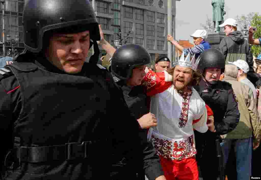По предварительным данным "ОВД-Инфо", всего по России задержали более 1000 человек, в Москве – более 570. Сначала полиция задерживала людей на самой Пушкинской площади: полиция вклинивалась в толпу, выхватывала людей, после чего избивала участников акции дубинками. "Рвут одежду, валят на землю", – сообщает корреспондент Настоящего Времени. Москва, Пушкинская площадь. ОНЛАЙН трансляция с акции – ЗДЕСЬ
