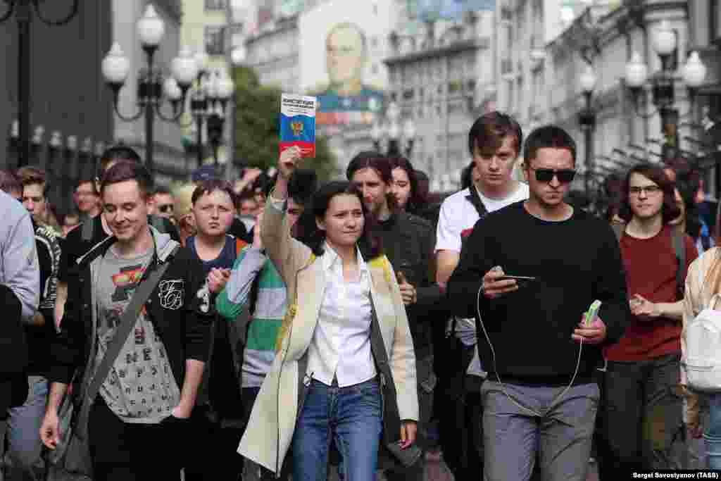В какой-то момент участникам акции удалось прорваться на Арбат, где в тот момент полиции не было. Там они даже развернули баннер в поддержку политзаключенных. Но вскоре подъехали автозаки. Фото: Сергей Савостьянов/ТАСС