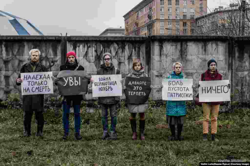 Для группы перфоманс - способ вынести язык власти и официальных лозунгов  в неформальные места, за пределы общественных институтов