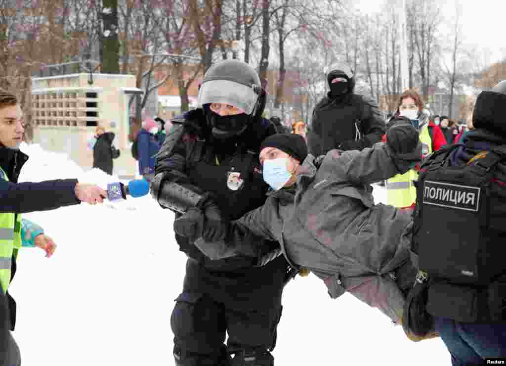 Во время протестной акции в Петербурге силовики применили к митингующим электрошокеры, 