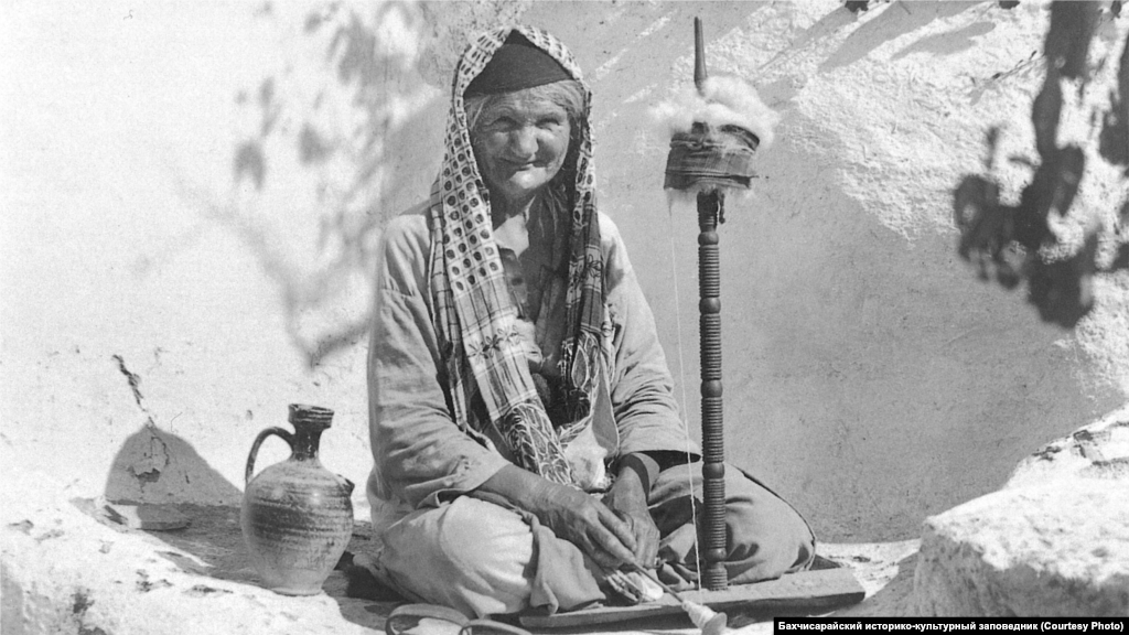 Прядильщица, 1920-е Самую известную крымскую легкую ткань – "атму" – делали из хлопка и льна. Работали вручную – такие прялки были во многих домах крымских татар. Из ткани шили одежду, покрывала и полотенца. Прядением в основном занимались женщины, ткачеством занимались и мужчины-ремесленники, которых объединяли в цех "безазы"