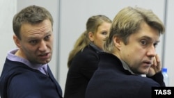 Оппозиционер Алексей Навальный и исполнительный директор "Фонда борьбы с коррупцией" Владимир Ашурков на заседании Координационного совета оппозиции в гостинице "Измайлово", 16 декабря 2012