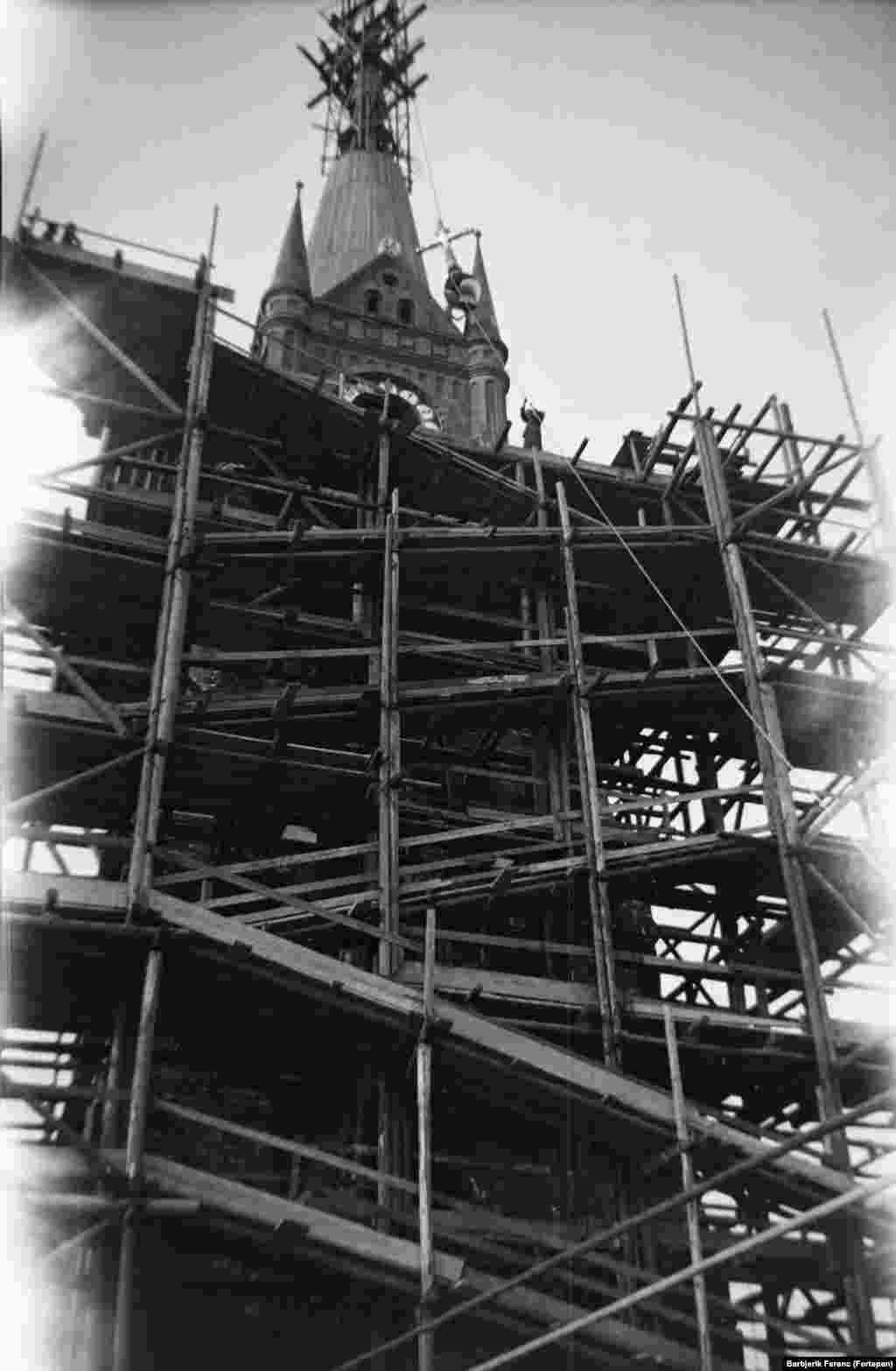 На шпиль церкви Святого Духа устанавливают крест. 1937 год