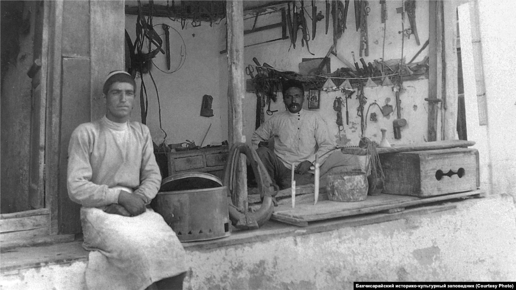 Лавка шорника. Бахчисарай, 1920-е Коневодство играло колоссальную роль в крымскотатарском обществе, а лошадям всегда требовалась сбруя. В период Крымского ханства "столицей" шорников был Карасубазар