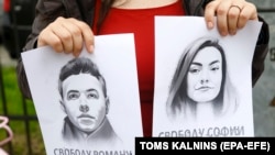 Плакаты с портретами Протасевича и Сапеги на акции солидарности с задержанными в Риге, 25 мая 2021 года