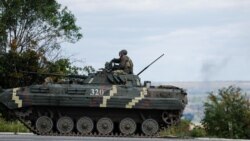 Украинские военнослужащие на БТР выезжают из Бахмута Донецкой области, 7 сентября 2022 года