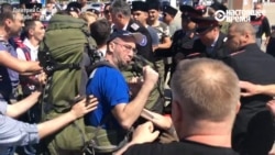 Навальный в Анапе: драка на вокзале с казаками Навальный в Анапе: драка на вокзале с казаками