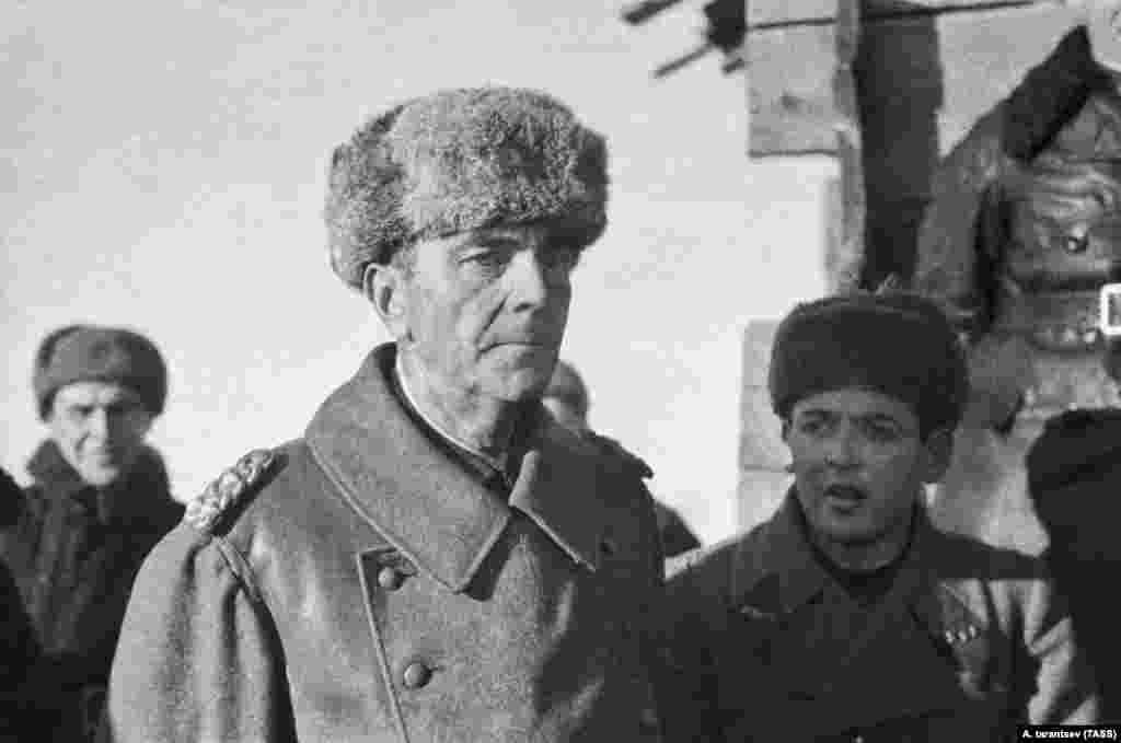 19 ноября 1942 года Красная Армия начала наступательную операцию "Уран", целью которой было замкнуть кольцо окружения вокруг 6-й армии вермахта. Полностью выполнить план "Уран" не удалось, но значительная часть немецких войск попала в "котел".  Немецкий генерал-фельдмаршал Фридрих Паулюс в Сталинграде после капитуляции.