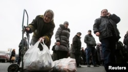 Гуманитарная помощь в регионы Донецкой области, фото Reuters