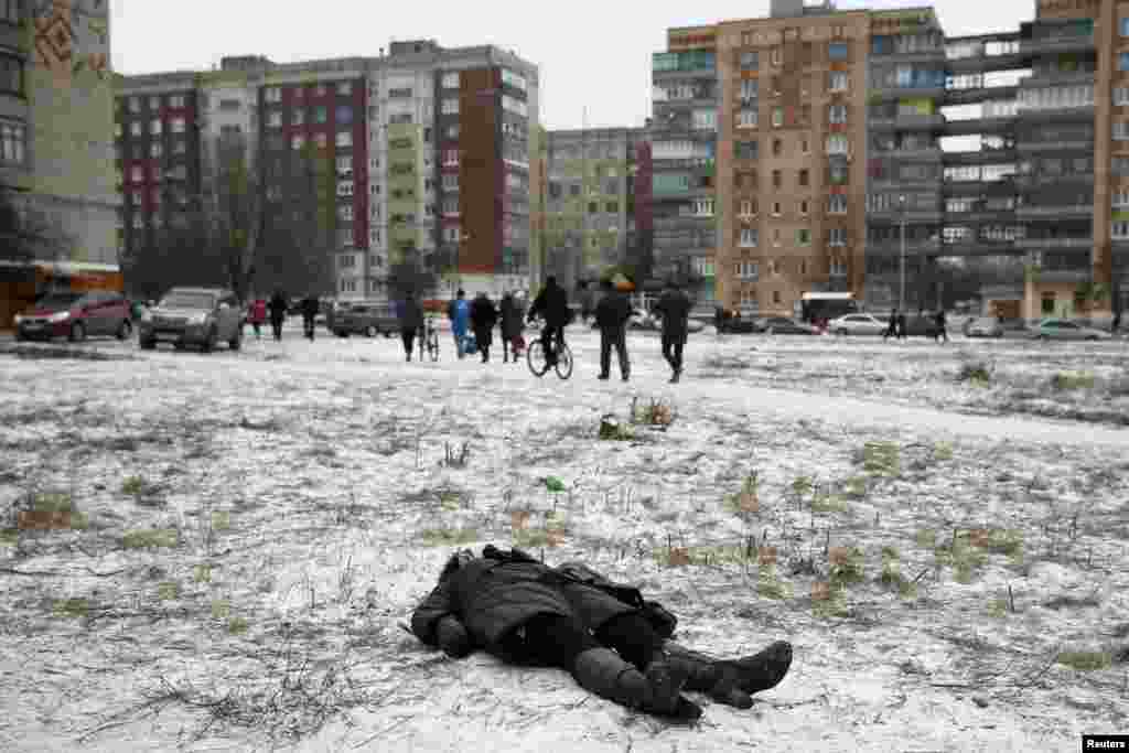 Тело женщины, погибшей в результате обстрела жилого сектора в восточной части Краматорска  