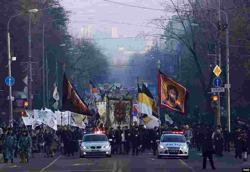 Участники "Русского марша" в День народного единства во время шествия от станции метро "Октябрьское поле" до "Щукинской". Москва 4 ноября 2014 
