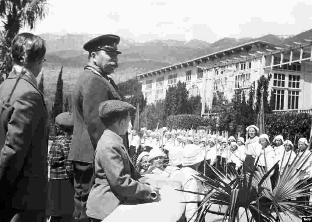 "Артек" был открыт в 1925 году при поддержке Российского общества Красного Креста. Изначально лагерь служил санаторием для детей, больных туберкулезом На фото - Маршал Советского Союза Семен Буденный в "Артеке", 1946 год