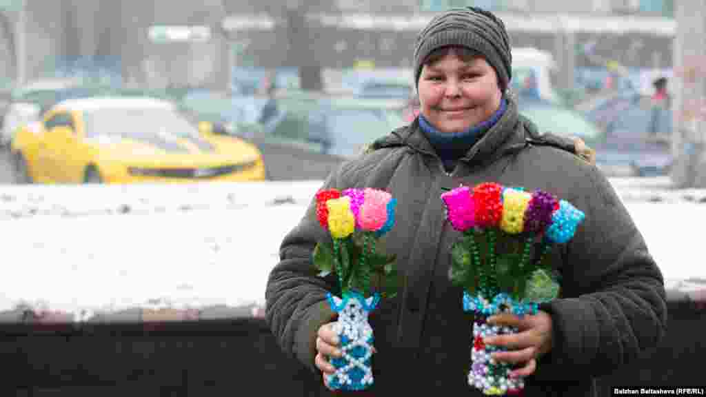 Светлана из-за инвалидности не может найти работу. Она продает у городских рынков цветы из бисера, которые делает собственноручно. Стоимость одного такого цветка – 500 тенге ($1,3). "Я много не накручиваю. Себестоимость – 480 тенге. Моя прибыль – 20 тенге (5 центов). Мне нравится мое занятие. И людям тоже нравится. Покупают", – говорит мастерица. В месяц выручка, по ее словам, составляет 60 – 70 тысяч тенге ($166)