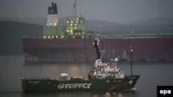 Арестованный ледокол Greenpeace "Arctic Sunrise" в Мурманском порту 1 августа 2014 года