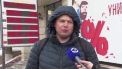 "Получил зарплату – сразу надо менять на доллары и евро". Казахстанцы побежали в обменники "Получил зарплату – сразу надо менять на доллары и евро". Казахстанцы побежали в обменники