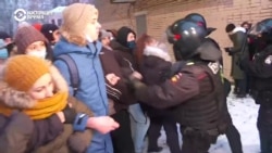 Дубинки против туалетной бумаги: противостояние на "Красносельской" Дубинки против туалетной бумаги: противостояние на "Красносельской"