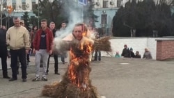 В Симферополе сожгли чучело президента Турции В Симферополе сожгли чучело президента Турции