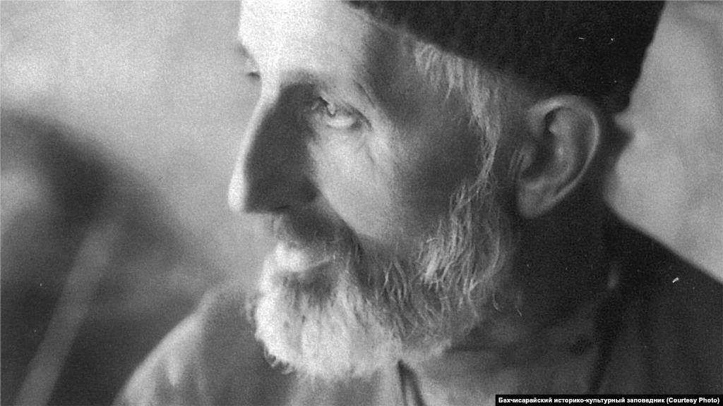 Кожевенник. Бахчисарай, 1920-е Обувь делали из кожи. Мужчины носили постолы, башмаки без голенищ и сапоги с подковами. Женщины зимой дома носили сапожки, летом – расшитые туфли без задников с острыми носками. В торжественных случаях носили шитые золотом туфли