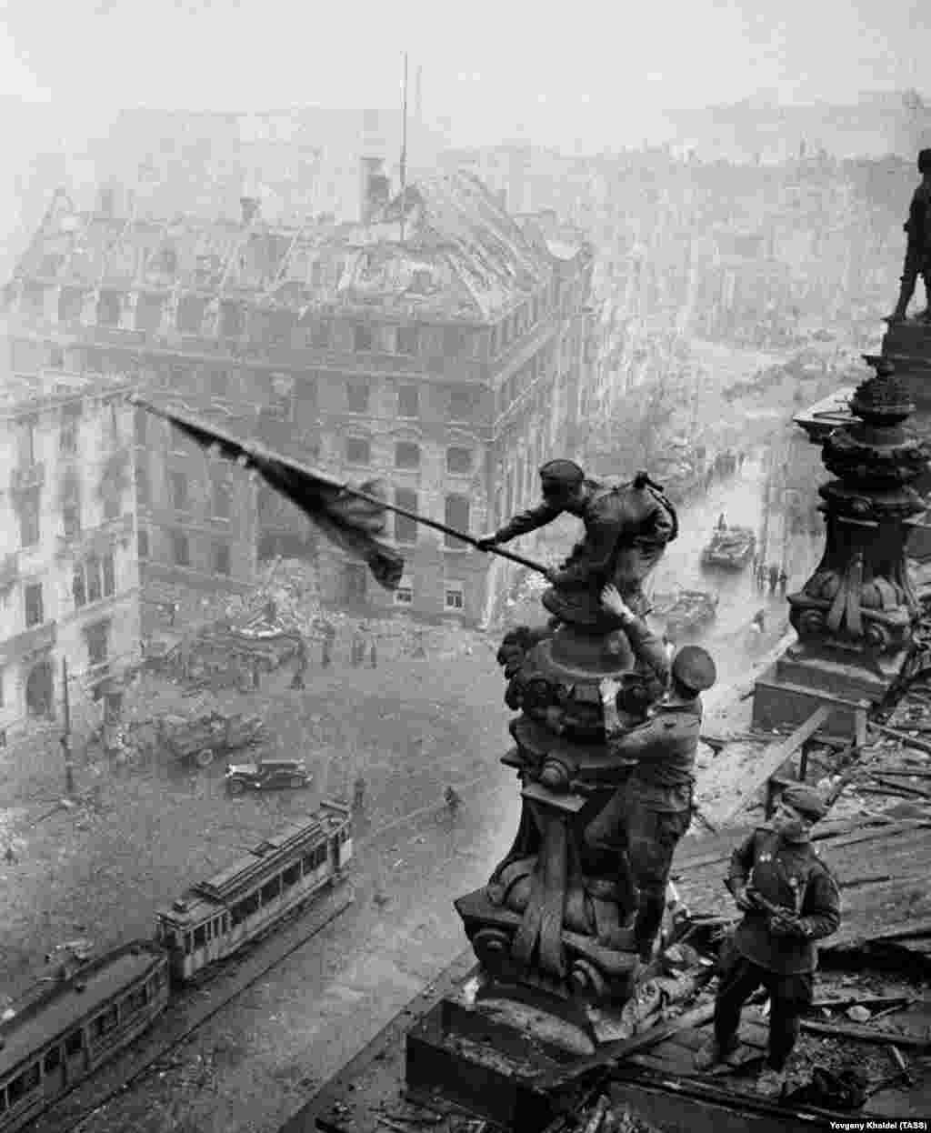 На другой фотографии, снятой с того же места, видно, что солдата с флагом носит часы и на левой, и на правой руке. Это – доказательство мародерства, которое существовало и Красной армии. Халдей сказал, что его начальник в ТАСС вызвал его к себе и обратил внимание на эту деталь. "Настоящий советский солдат не мародерствует … Быстро это исправь, убери с негатива", – сказал он. 28-летний фотограф сцарапал вторые наручные часы с пленки булавкой