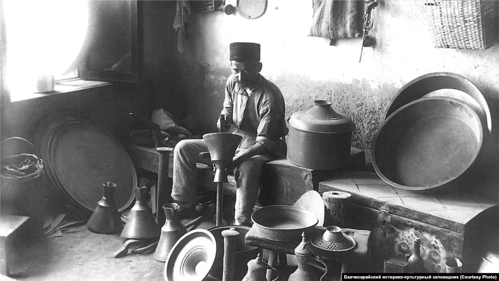 Мастерская медника. Бахчисарай, 1920-е Обработкой цветных металлов занимались медники. Из покрытой оловом меди делалась домашняя утварь, из латуни – ритуальные сосуды и люстры для мечетей. Из латунных и железных деталей собирали кофемолки