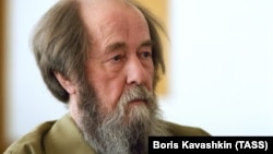 Писатель Александр Солженицын в 1995 году