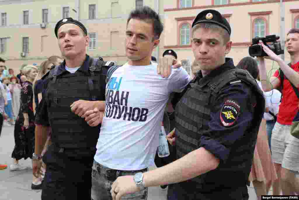 Полицейские просили людей снять футболки с надписью "Я/Мы Иван Голунов" и задерживали людей выборочно, выдергивая их из толпы
