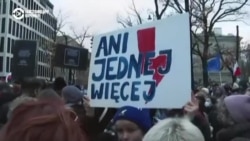 В Польше протестуют после гибели беременной женщины В Польше протестуют после гибели беременной женщины
