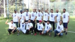 Таджикистанцы играют в Москве в футбол, чтобы поддержать арестованных на родине Таджикистанцы играют в Москве в футбол, чтобы поддержать арестованных на родине