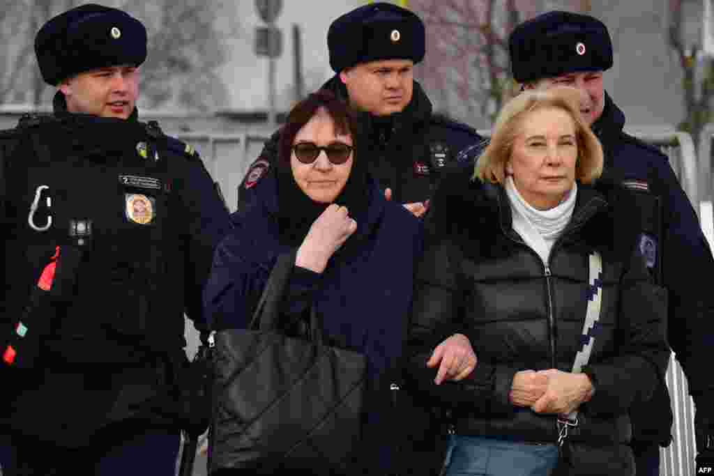 Матери Алексея (слева) и Юлии (справа) Навальных. Во время похорон Алексея Навального к собравшимся на Борисовском кладбище в Москве обратилась мать Юлии Навальной. Алла Владимировна рассказала, как познакомилась с Навальным 25 лет назад: "Моя дочь сказала, что это самый прекрасный парень. Таких больше, наверное, людей не бывает". Она также поблагодарила всех, кто пришел проститься с Навальным: "Огромное спасибо, что так много хороших, молодых людей, которые искренне любили Алексея, которые здесь целый день стоят на морозе, ждут, чтобы проститься с Алексеем. Огромное вам всем спасибо, и от нашей семьи низкий вам поклон"