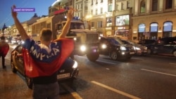 Футбольные фанаты отбили болельщика-правонарушителя у полицейских в Петербурге Футбольные фанаты отбили болельщика-правонарушителя у полицейских в Петербурге