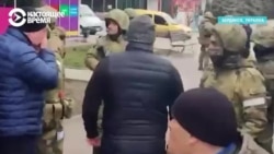"Валите домой, б****!" Жители захваченного Бердянска окружили российских военных и требуют, чтобы те уехали в Россию "Валите домой, б****!" Жители захваченного Бердянска окружили российских военных и требуют, чтобы те уехали в Россию