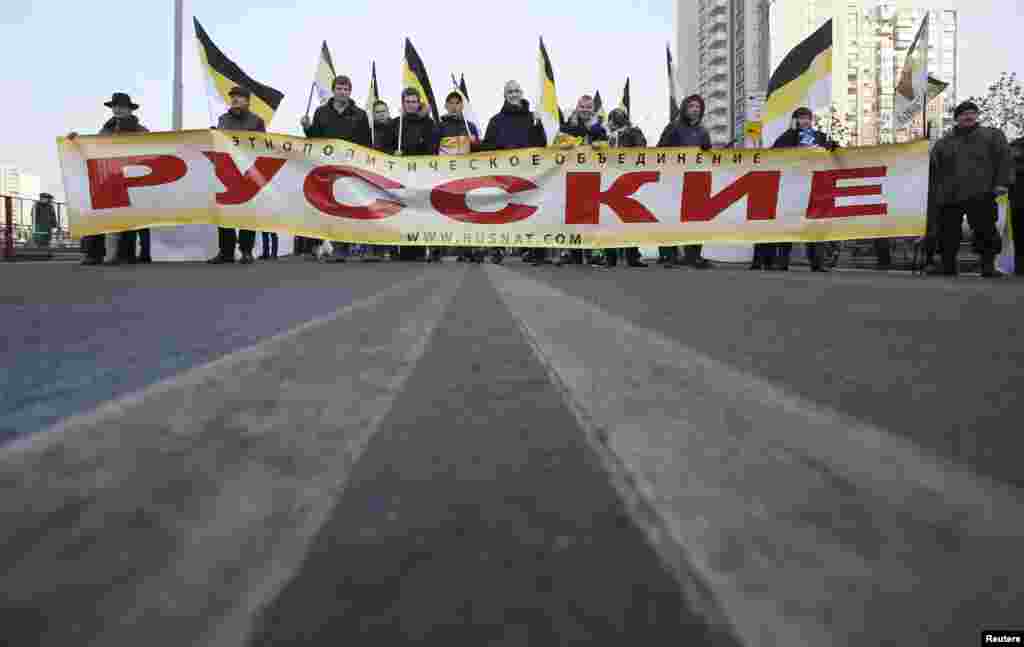 Участники "Русского марша" в День народного единства в Новоссибирске. 4 ноября 2014 