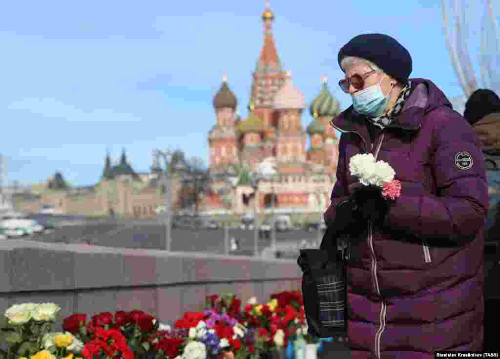 "Это мемориальное мероприятие, не митинг и не шествие, они сейчас в Москве запрещены из-за антиковидных ограничений", – написал в фейсбуке оппозиционер Илья Яшин