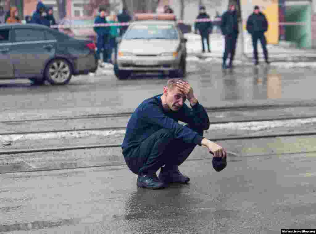 В графике президента России Владимира Путина пока нет посещения Кемерова, где в результате пожара в торгово-развлекательном центре погибли более 60 человек и около 50 пострадали. В Кремле также пока не комментируют возможность объявления общенационального траура в связи с трагедией в Кемерове, сообщил пресс-секретарь главы российского государства Дмитрий Песков.