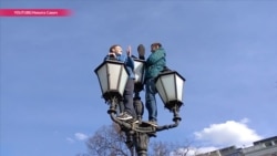 Зачем сын экс-депутата залез на фонарный столб в день протестов Зачем сын экс-депутата залез на фонарный столб в день протестов
