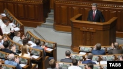 Президент Петр Порошенко выступает в Верховной Раде