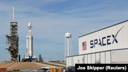 Ракета Falcon Heavy компании SpaceX на пусковой площадке на мысе Канаверал, штат Флорида, США