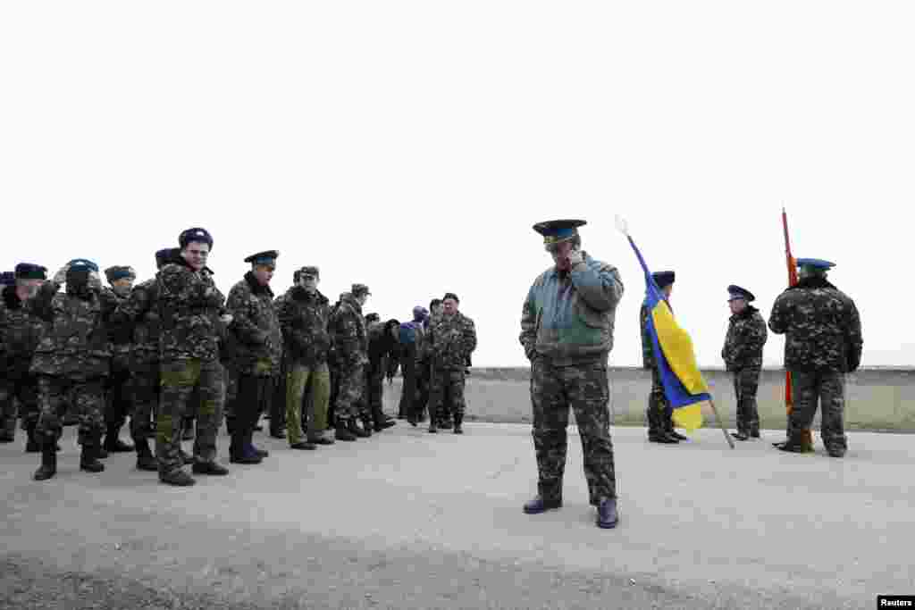 Военнослужащие бригады тактической авиации в Бельбеке и украинский военный лётчик 1-го класса, полковник Воздушных Сил Украины, командир 204-й бригады тактической авиации Юлий Мамчур, 4 марта 2014 года