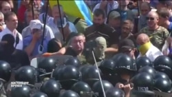 У здания Верховной Рады Украины начались столкновения протестующих с милицией У здания Верховной Рады Украины начались столкновения протестующих с милицией