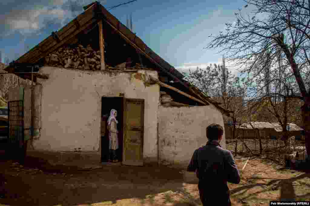 По словам мигрантов, их отправили в камеру временного содержания, насильно отобрав пятимесячного сына Умарали На фото – Зарина и ее брат