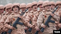 Российские военные во время репетиции парада на базе Хмеймим в Латакии, Сирия