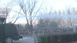 В Бишкеке водометами разгоняют митингующих, которые требуют отпустить из тюрьмы депутата В Бишкеке водометами разгоняют митингующих, которые требуют отпустить из тюрьмы депутата