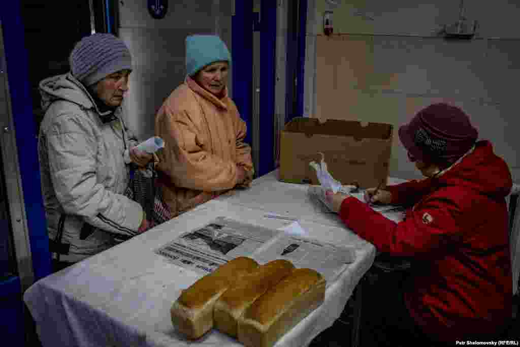 Волонтеры занимаются распределением продуктов. Дебальцево. 